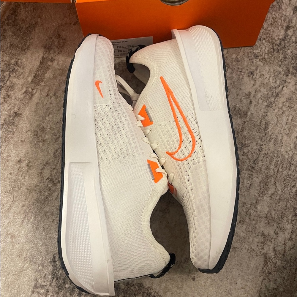 Nike Interact Run

White/Orange

Size 9

Worn 

Comes with Box - Picture 5 of 5